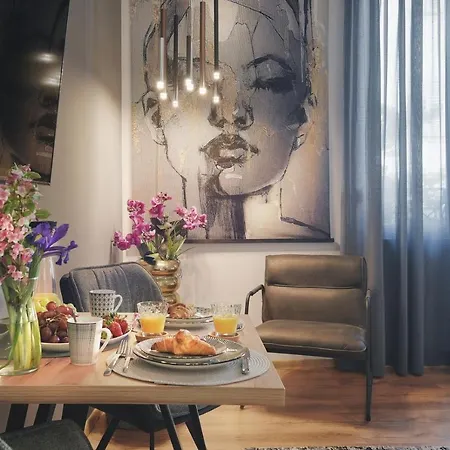 E&f Luxury * بولا